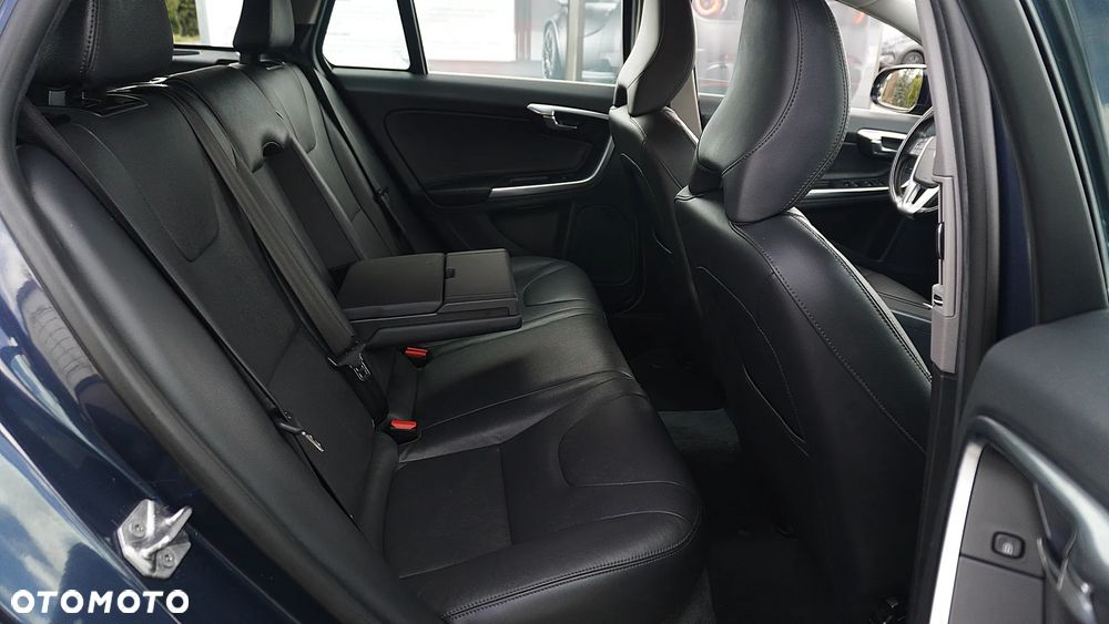 Volvo V60 D6 AWD Plug-in Hybrid Momentum - 28