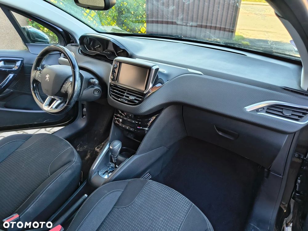 Peugeot 208 - 18