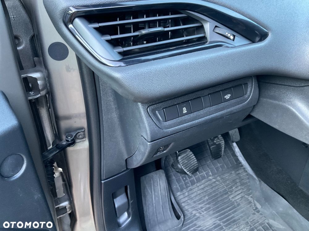 Peugeot 208 - 17