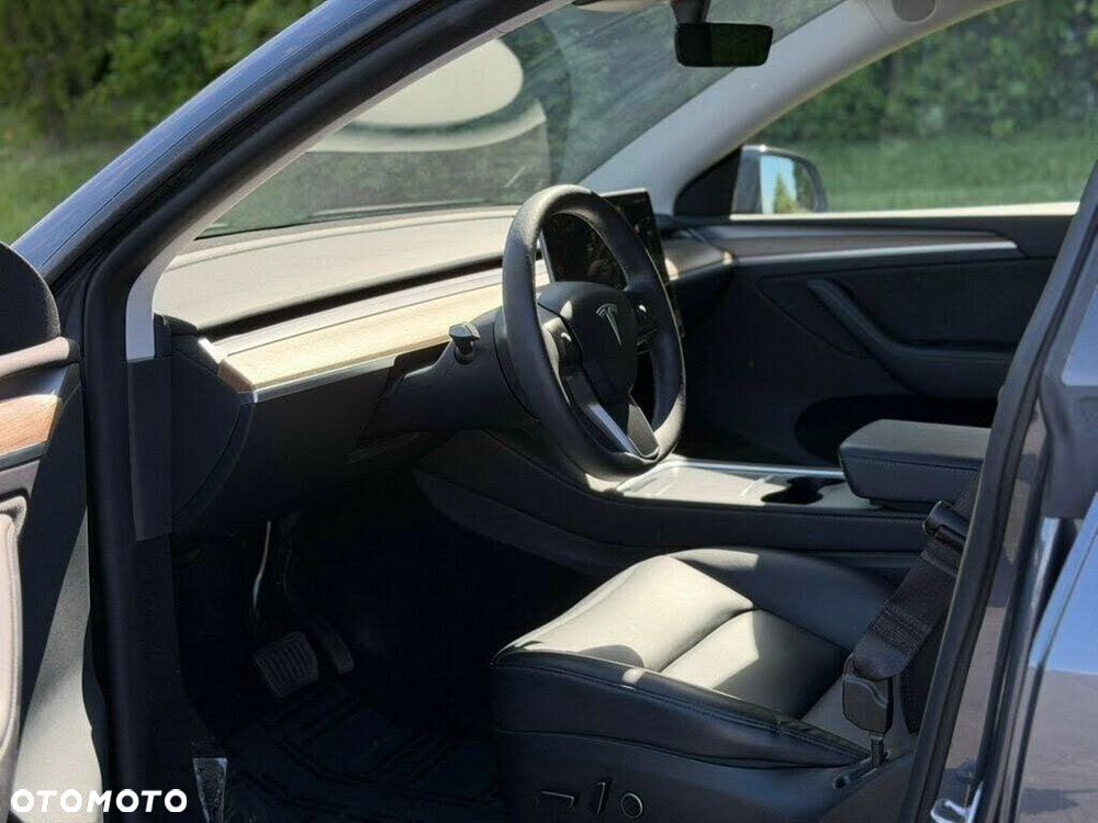 Tesla Model Y Long Range Dual Motor AWD - 13