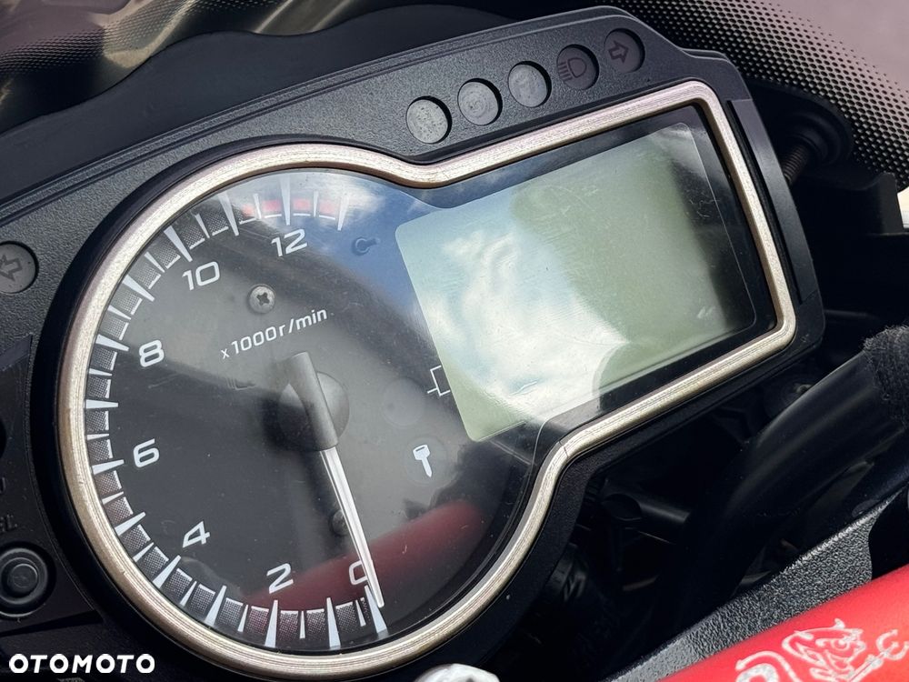 Suzuki GSR - 26