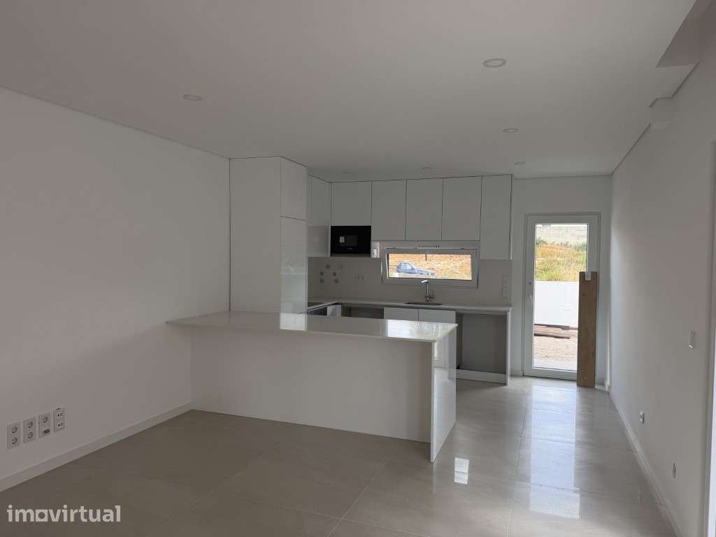 Moradia T2 + 1 Estrear Térrea, com espaço para piscina e jardim - Grande imagem: 3/8