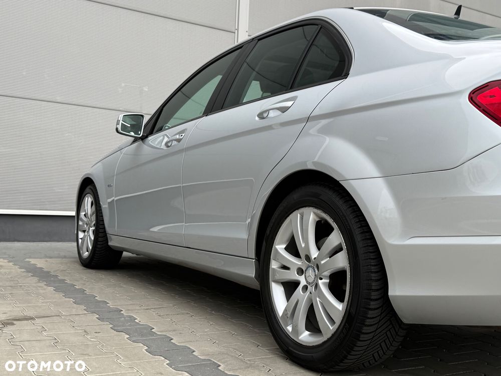 Mercedes-Benz Klasa C 180 CGI Automatik BlueEFFICIENCY Elegance - 14