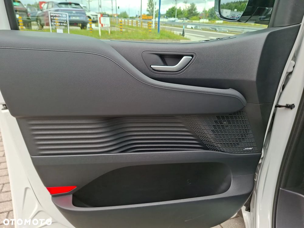 Hyundai Staria 1.6 T-GDI HEV Luxury - 24