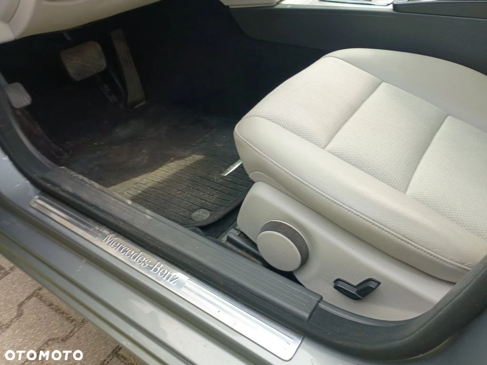 Mercedes-Benz Klasa C 180 CGI Automatik BlueEFFICIENCY Avantgarde - 23
