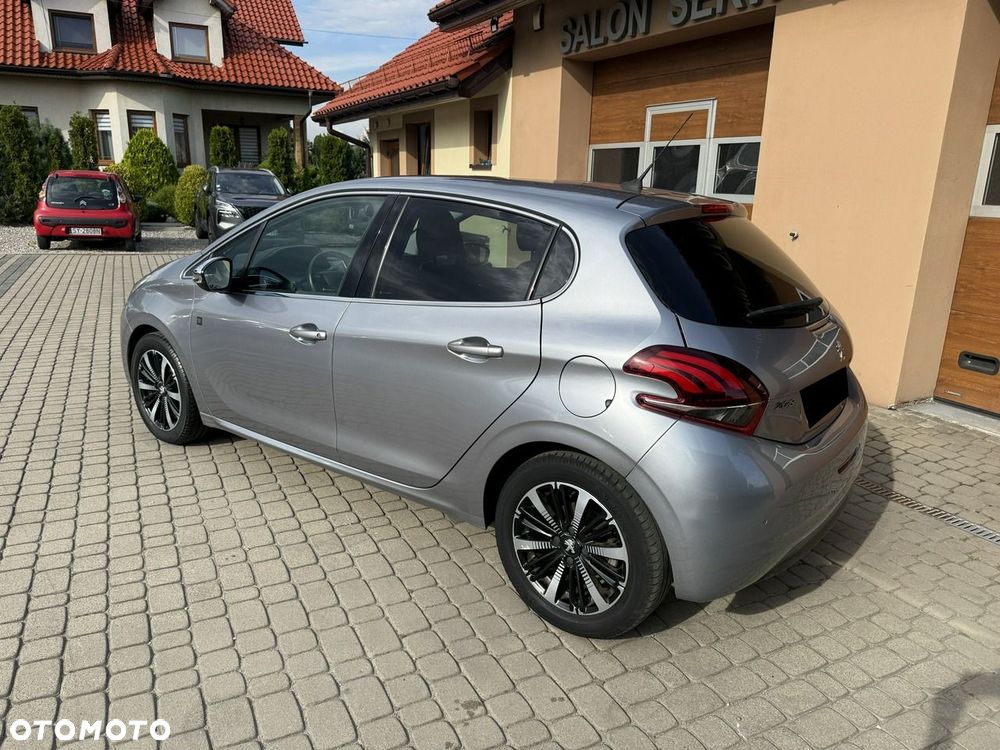 Peugeot 208 - 10