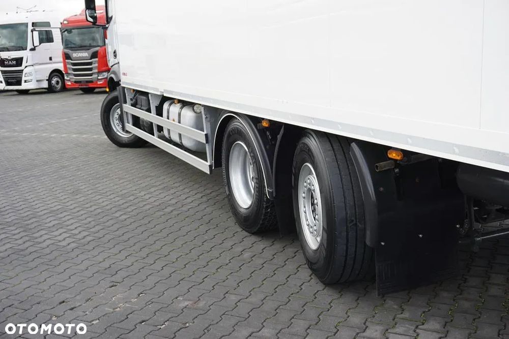 Mercedes-Benz ACTROS / 2553 / EURO 6 / CHŁODNIA + WINDA / 23 PALETY / OŚ SKRĘTNA - 19