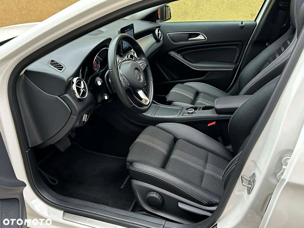 Mercedes-Benz GLA 200 7G-DCT Urban - 21