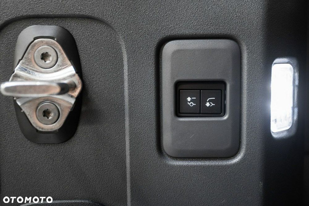 Land Rover Defender - 28