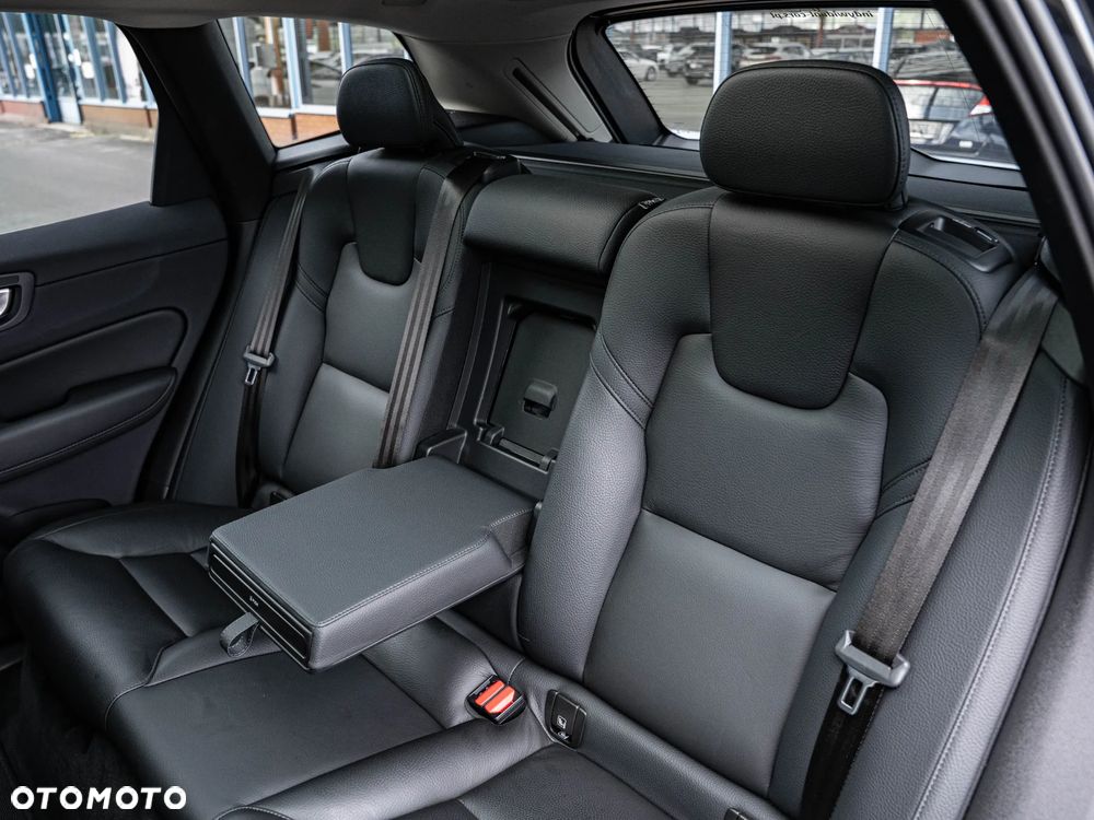 Volvo XC 60 B4 B Plus Dark - 28
