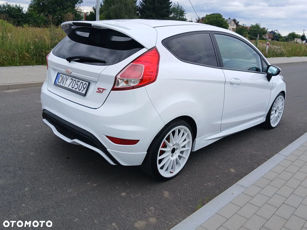 Ford Fiesta 1.6 EcoBoost ST - 16