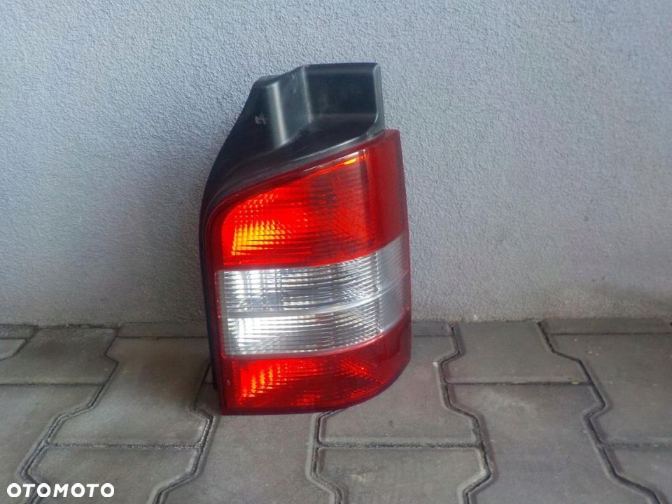 VW T5 MULTIVAN LAMPA PRAWA PRAWY TYŁ HELLA KLAPA - 1
