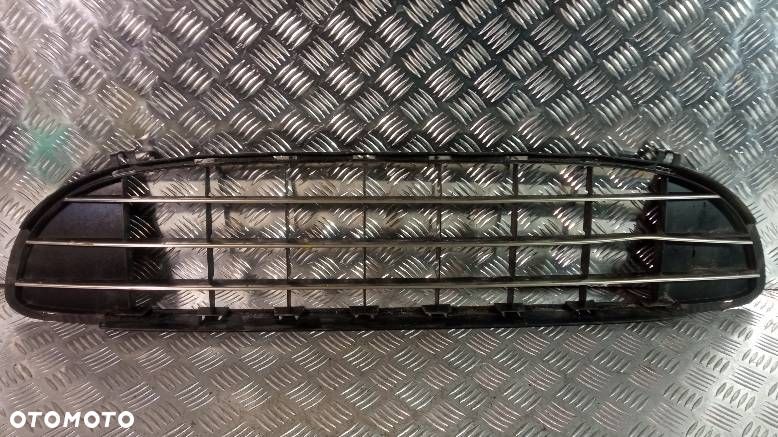 KRATKA ŚRODKOWA ZDERZAKA PEUGEOT 407 - 1