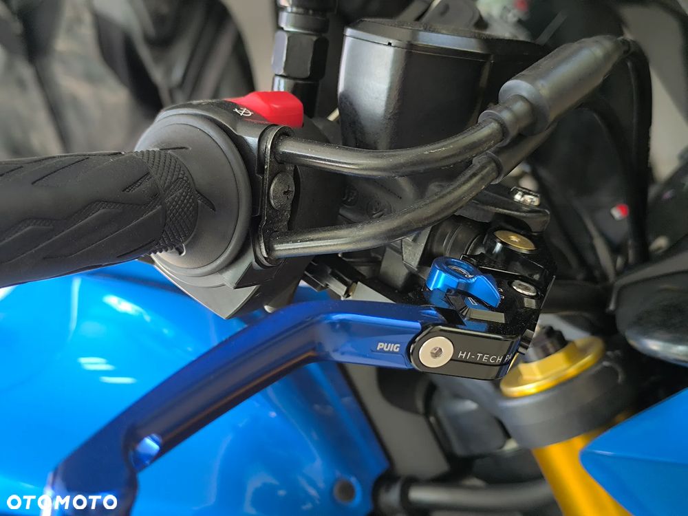 Suzuki GSX - 23