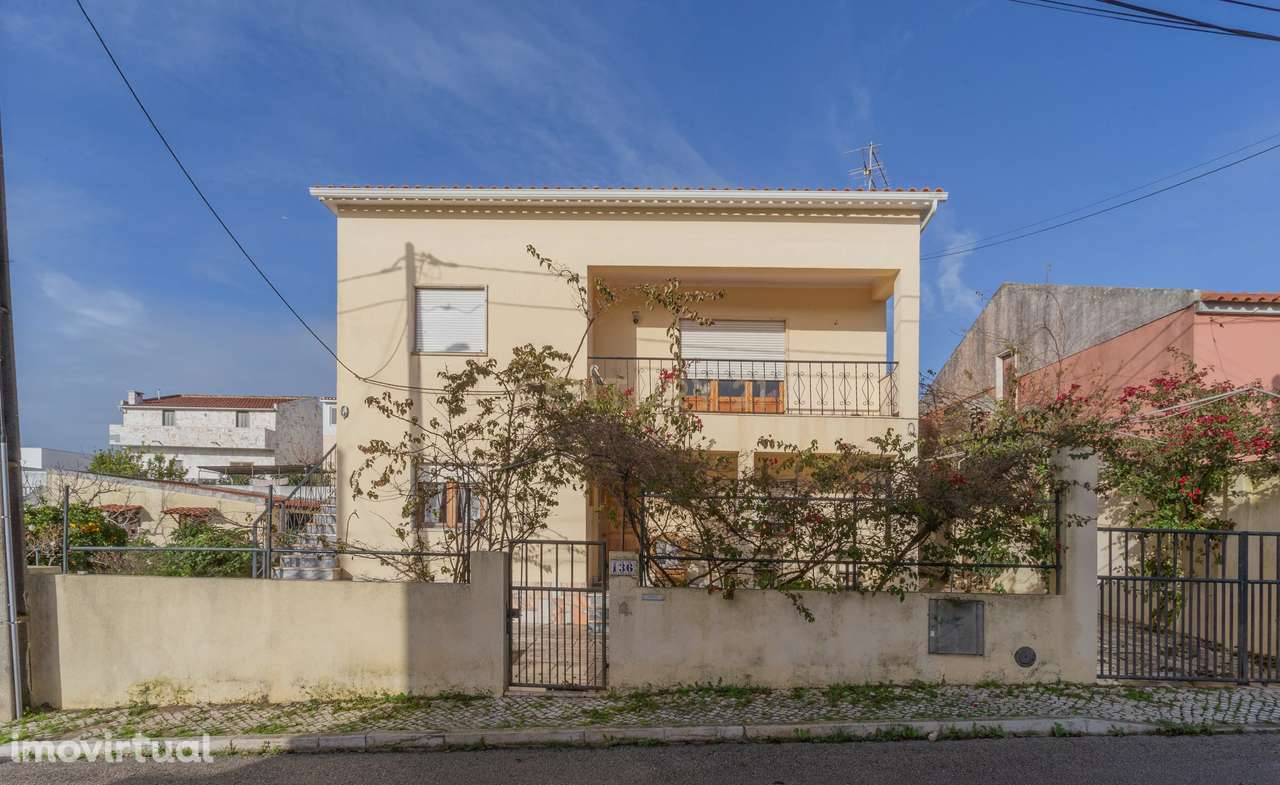 Moradia SEM LICENÇA DE UTILIZAÇÂO, de 9 assoalhadas, num lote de 616m2 - Grande imagem: 2/54