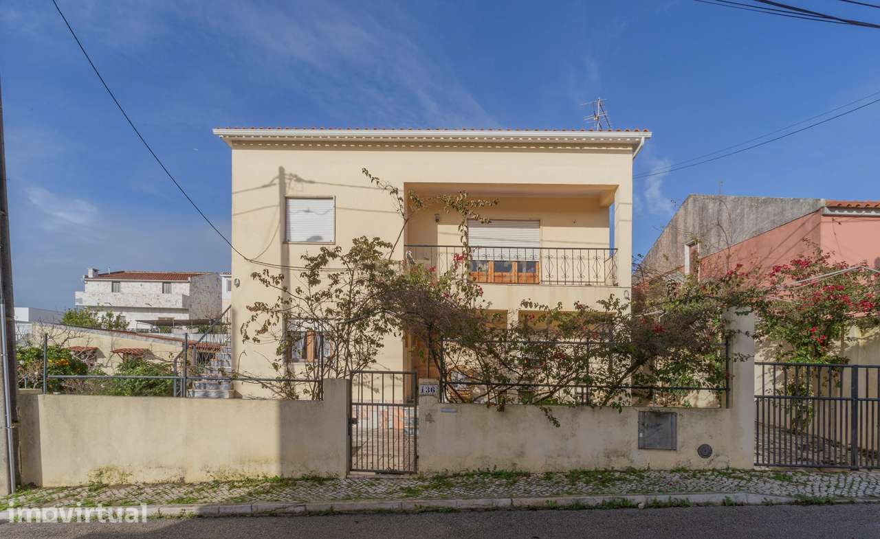 Moradia SEM LICENÇA DE UTILIZAÇÂO, de 9 assoalhadas, num lote de 616m2 - Grande imagem: 2/54
