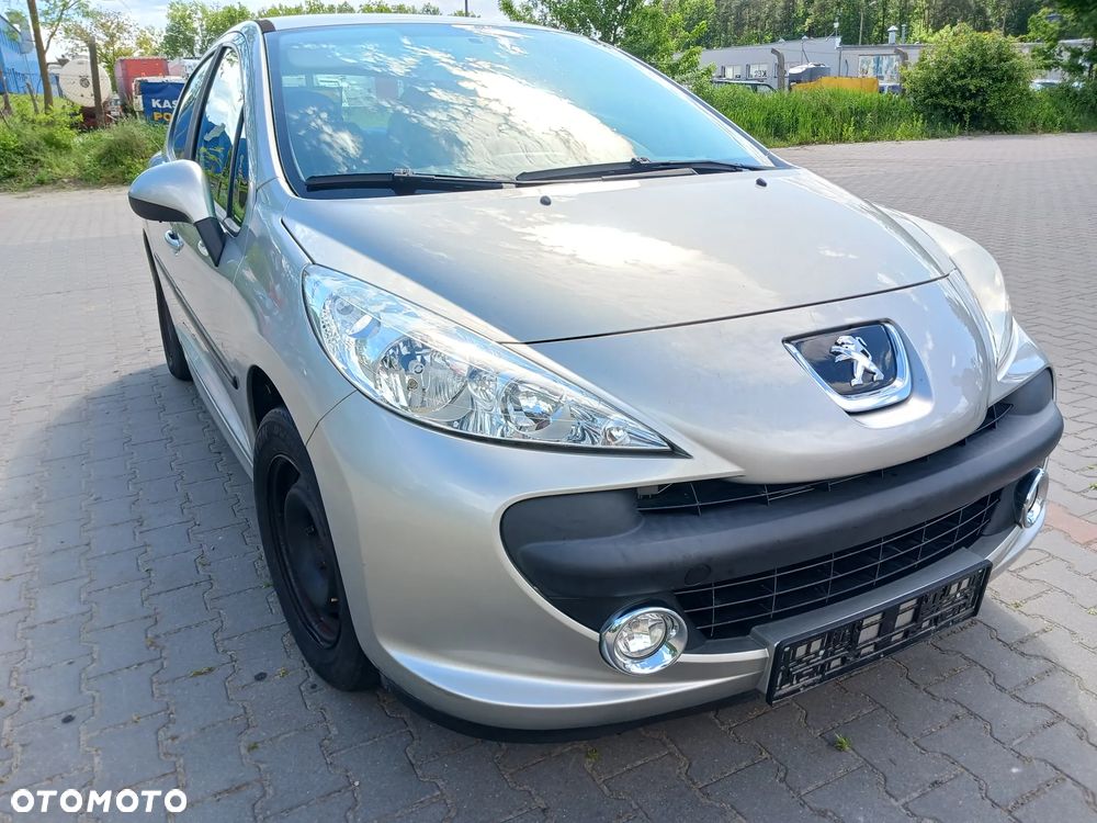 Peugeot 207 Silnik 1,4 16V VTI 70kW 95KM EP3 8FS EP3C skrzynia biegów kolektor przepustnica wtrysk listwa wtryskowa pompa wspomagania abs alternator sprężarka kompresor klimatyzacji skrzynia biegów sprzęgło drzwi ETSC srebrne klapa maska zderzak lusterko listwa klamka zamek wahacz czujnik ciśnienia doładowania mikrostyk blenda pas konsola schowek boczek drzwi fotel fotele magistrala wody podsufitka panel sterownik wyświetlacz moduł szyba czołowa poduszka kierownica manetki zwijak radio mechanizm szyb wydech tłumik mcperson zacisk hamulcowy lampa felga moduł BSM BSI lampa europa zbiorniczek rura przewód wyświetlacz NA CZĘŚCI WSZYSTKIE CZĘŚCI - 2