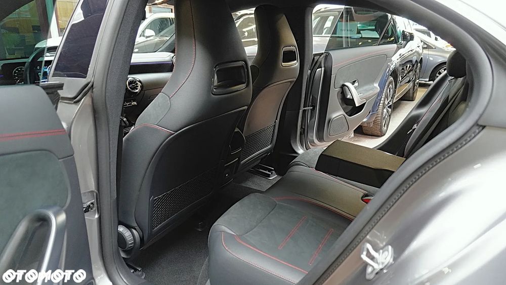 Mercedes-Benz CLA 180 AMG Line 7G-DCT - 17