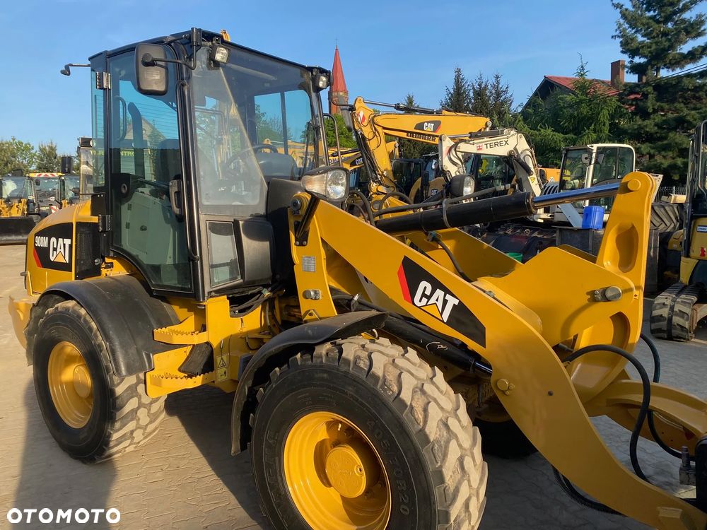 Caterpillar CAT 908M, 2017 ROK, 3900 MTH, ŁYŻKA OTWIERANA + WIDŁY, z NIEMIEC, - 10