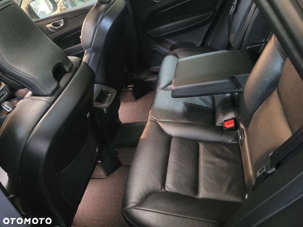 Volvo XC 60 B5 B AWD Plus Dark - 22