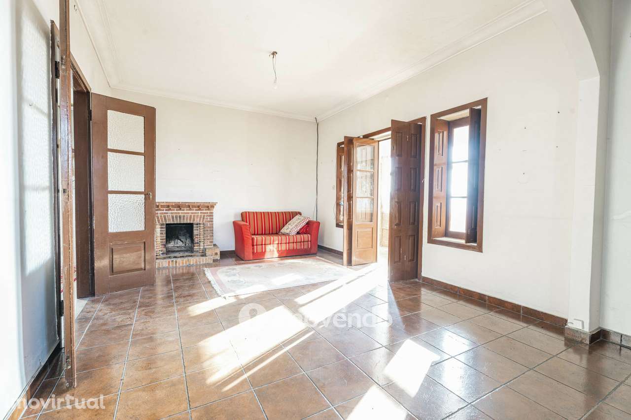 Moradia T4 para renovação, com terreno de 8000m², em Felgueiras - Grande imagem: 5/38