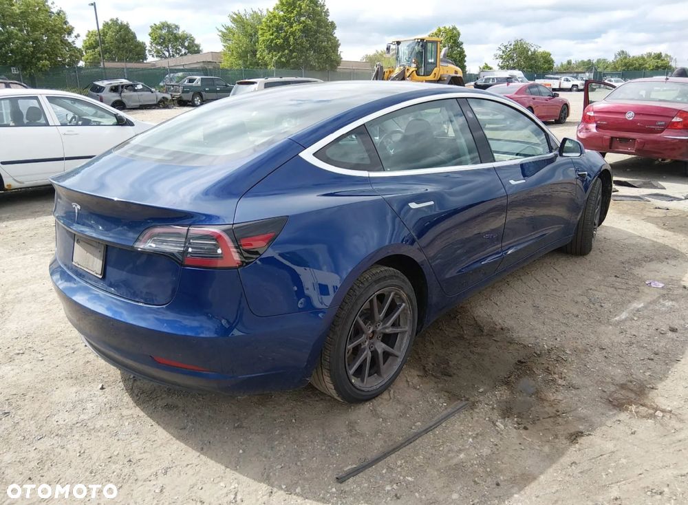 Tesla Model 3 - 4