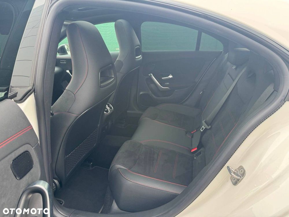 Mercedes-Benz CLA - 32
