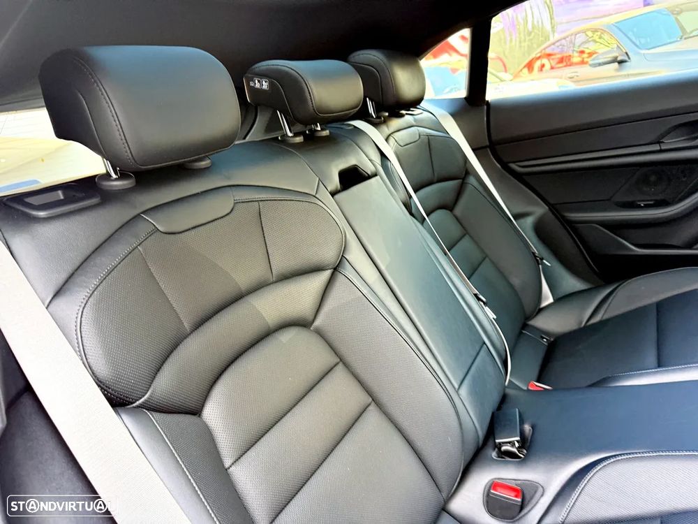 Porsche Taycan Cross Turismo 4 - 32