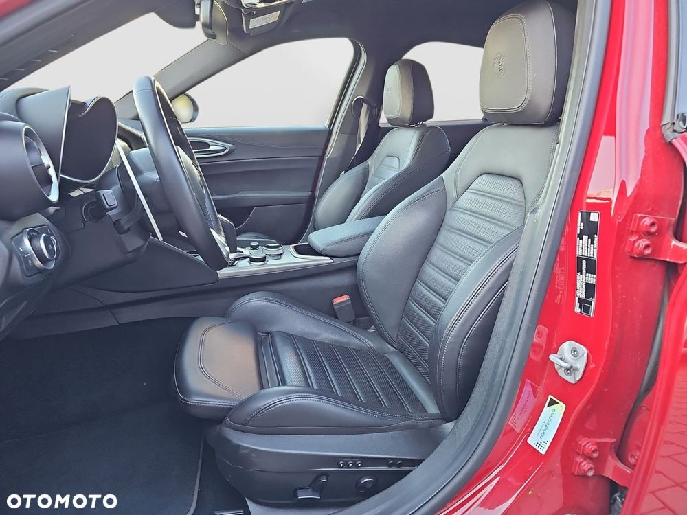 Alfa Romeo Giulia 2.0 Turbo Veloce Q4 - 12
