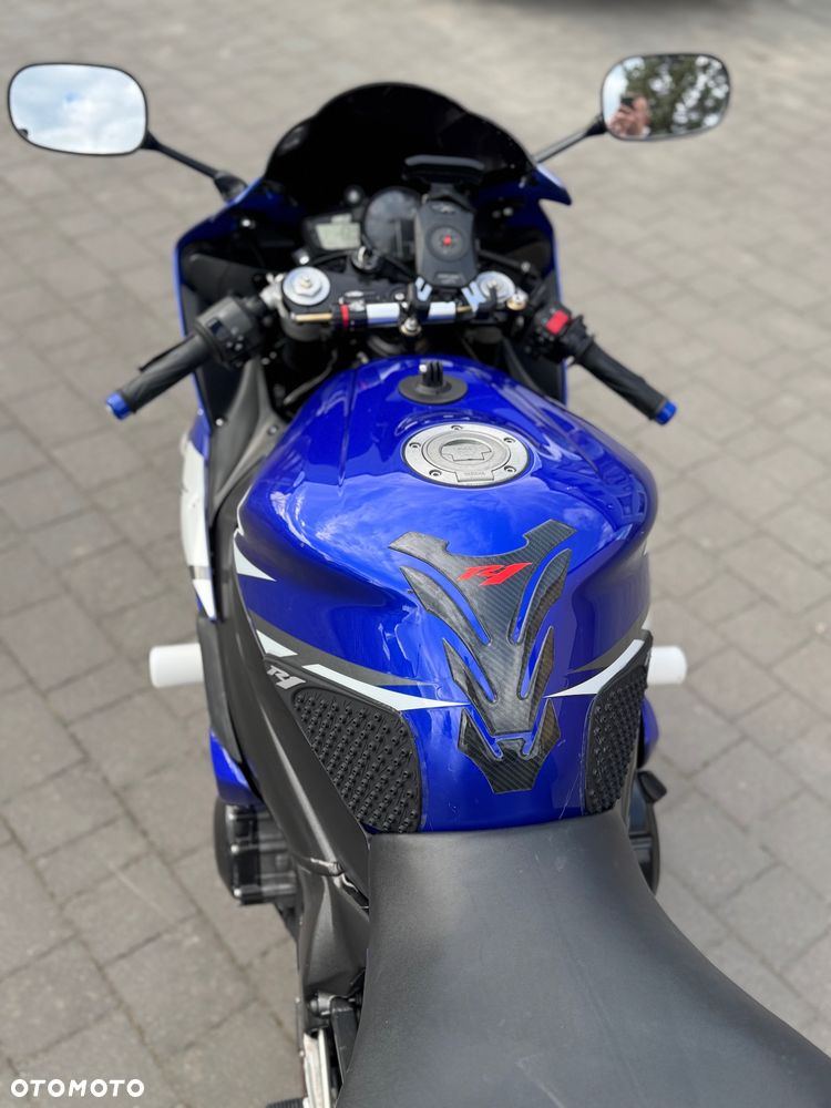 Yamaha R1 - 9
