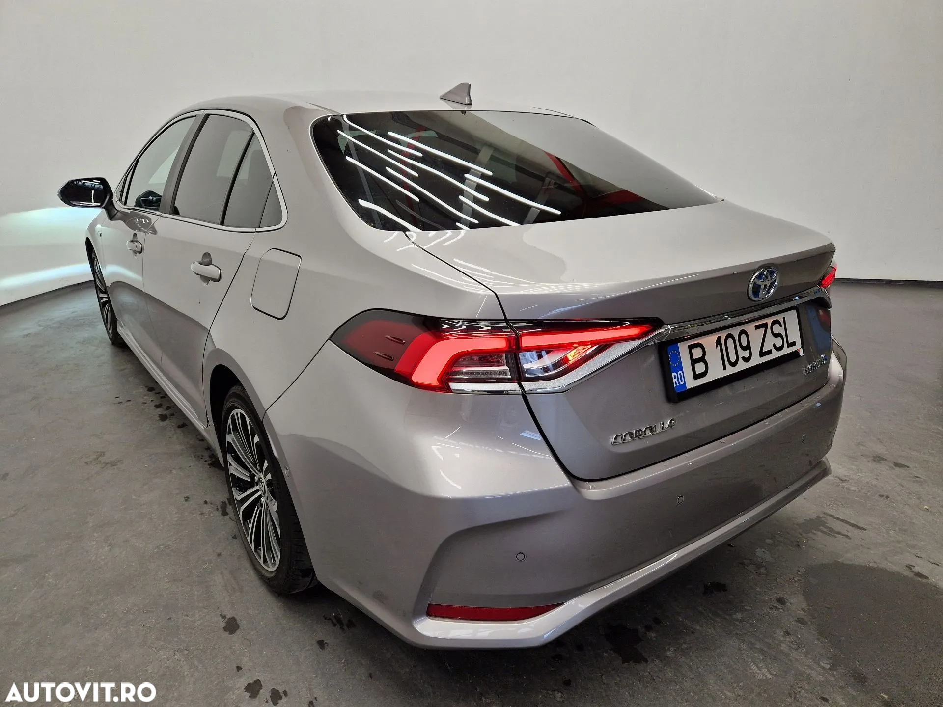 Toyota Corolla 1.8 HSD Exclusive interior Negru - 3