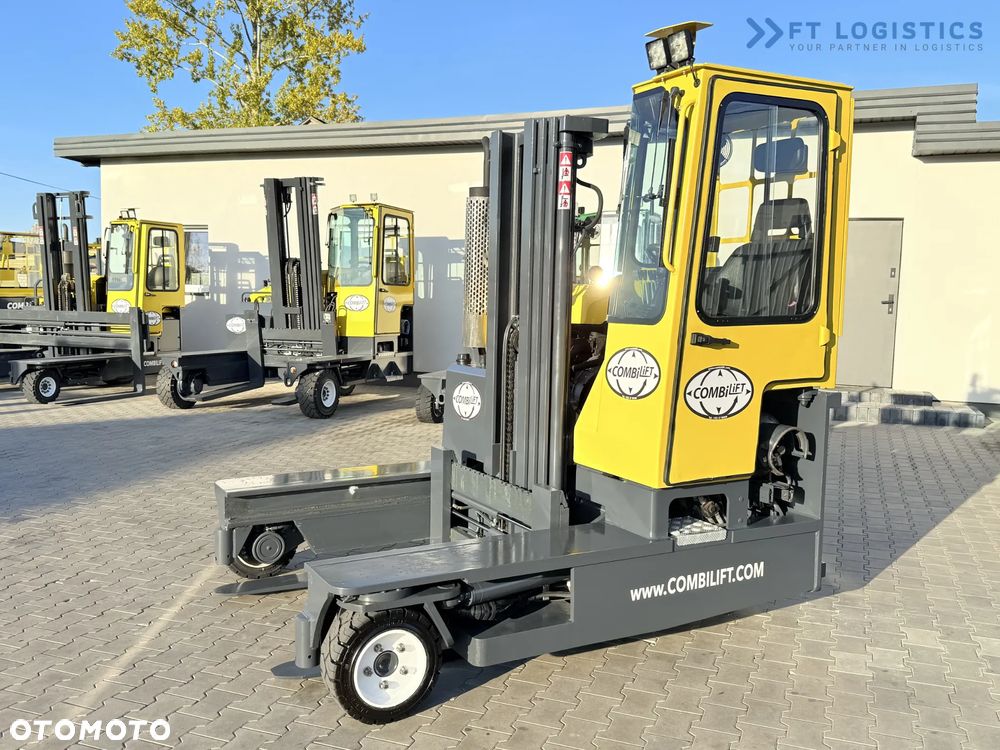 Combilift WÓZEK CZTEROKIERUNKOWY - WIELOKIERUNKOWY / C3000 / GAS / TRIPLEX 4900MM / WOLNY SKOK / POZYCJONER WIDEŁ / PEŁNA KABINA / STAN IDEALNY / Szeroka oferta wózków czterokierunkowych i bocznych, dopasowanych do różnorodnych potrzeb i zastosowań - 3