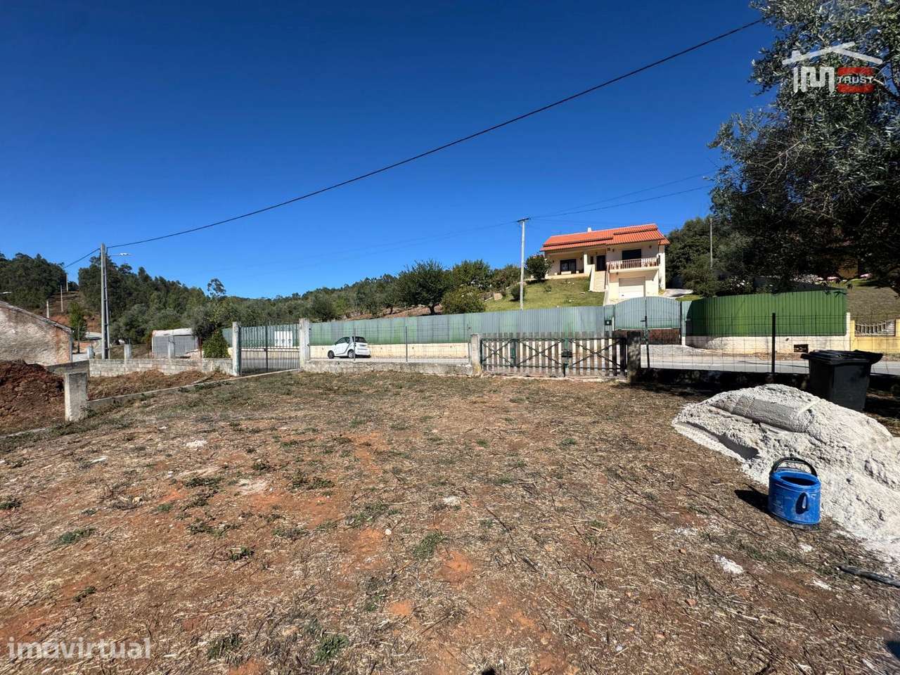 Terreno com 2778,90 m2 todo murado para construção com uma ruina em... - Grande imagem: 3/40