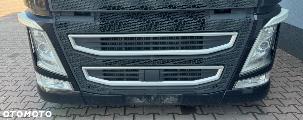 Kompletny zderzak przod (reflektor xenon radar volvo fh4) - 1