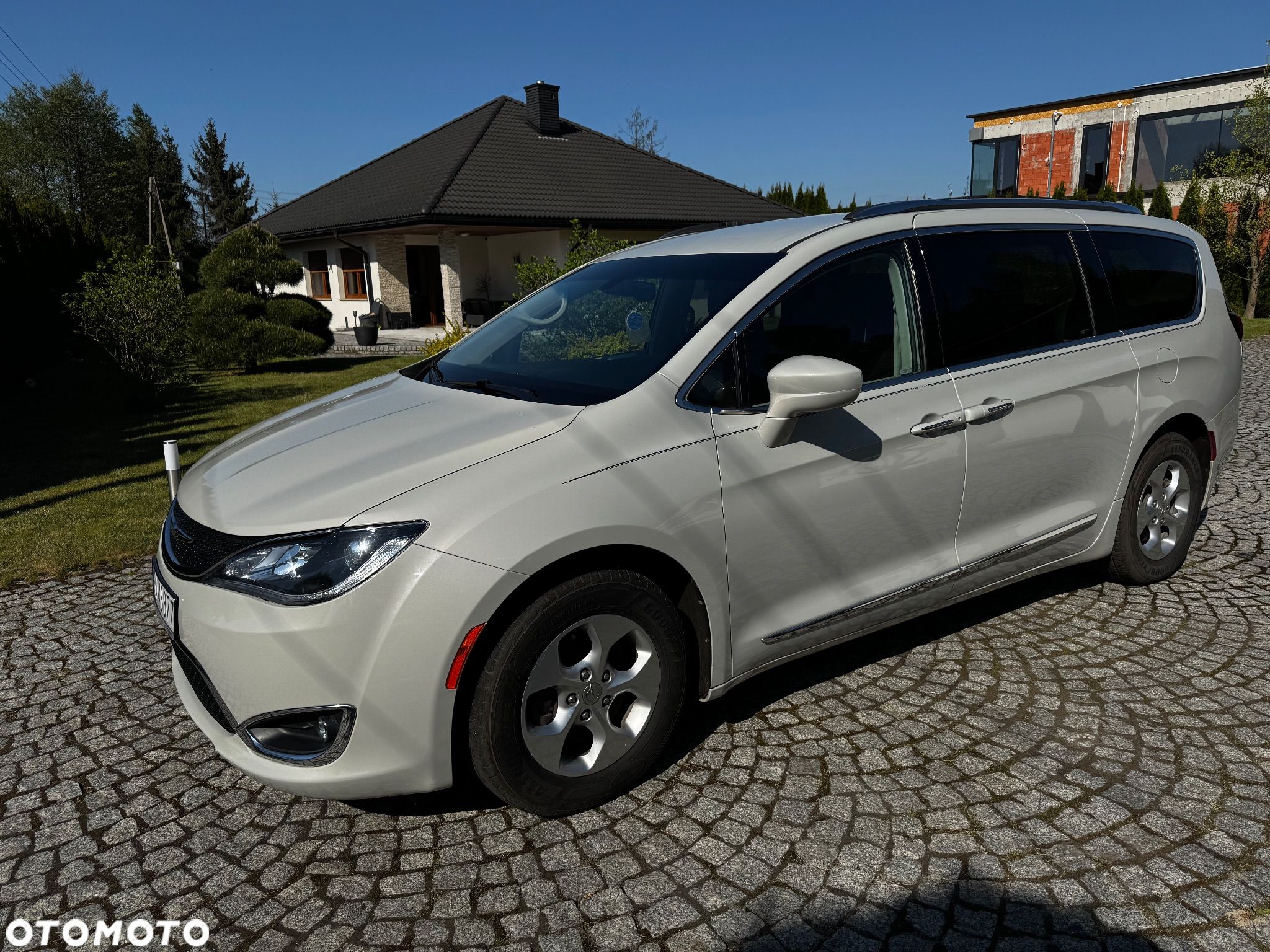 Chrysler Pacifica - 1
