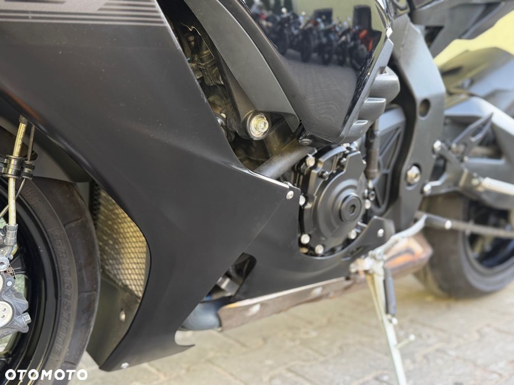 Yamaha R1 - 35