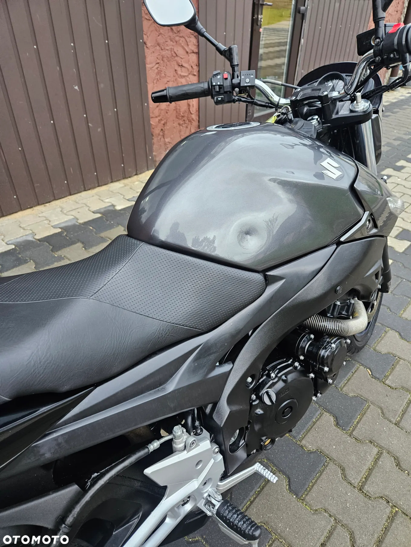 Suzuki GSR - 7