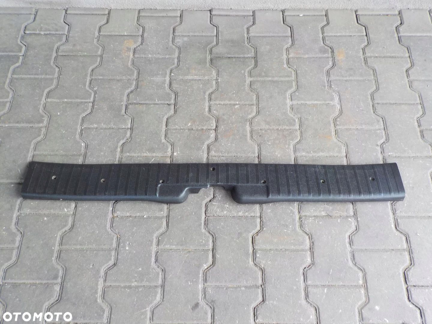 VW T4 LISTWA TYLNA PROGOWA POD KLAPĘ - 1