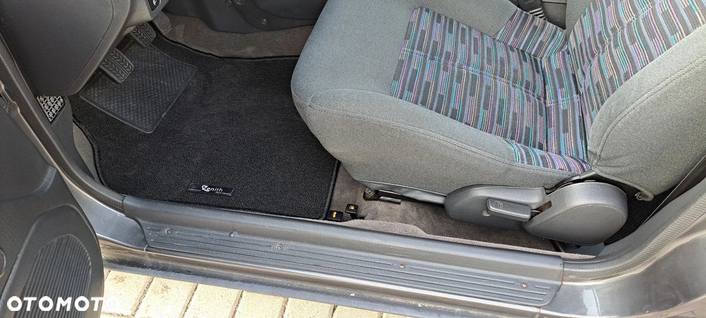 Mazda 323F - 5