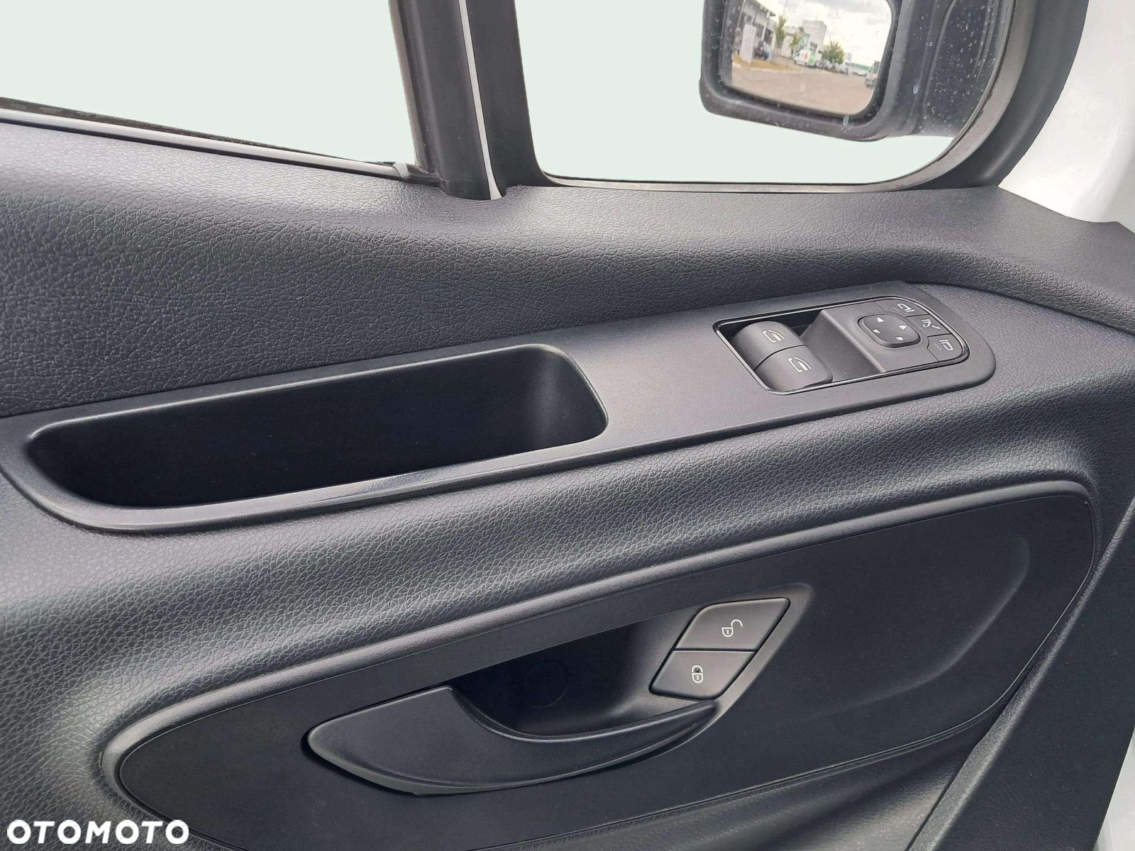 Mercedes-Benz Sprinter . - 13