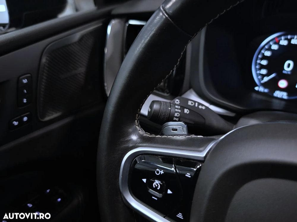 Volvo XC 60 B5 MHEV AWD R-Design - 14