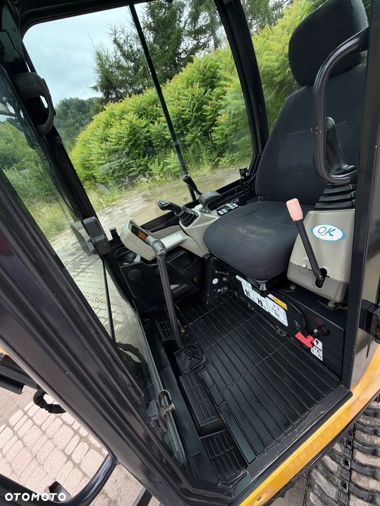 Yanmar SV18 Koparka Gąsienicowa 2 tony. Długie ramię PLUS. Szybkozłącze plus łyżka kopiąca. Rozsuwane Hydr. podwozie! Sprowadzona z Gospodarstwa Norweskiego! Maszyna jak Nowa z Salonu! 2017 rok. 1200 mtg! Gąsienice bez zużycia jak Nowe! szybka wolna jazda. Ani deka luzów i wycieków. OKAZJA Dodatkowe sekcje Hydrauliczne pod młot i wiertnice. Fabryczny lakier na podzespołach! Zebatki w pięknym stanie. Ogrzewana wentylowana Kabina. OKAZJA TANIO - 6