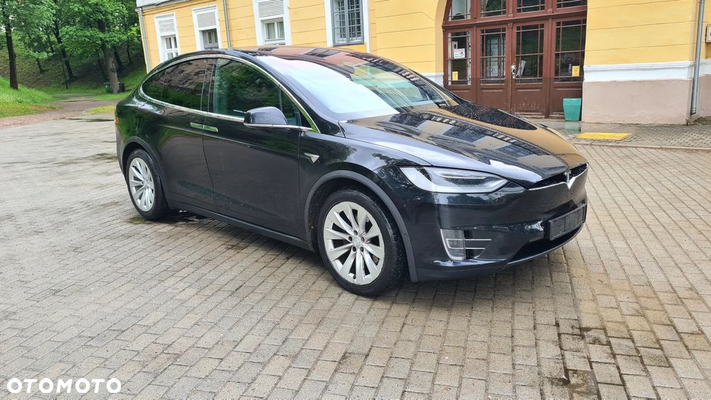 Tesla Model X - 5