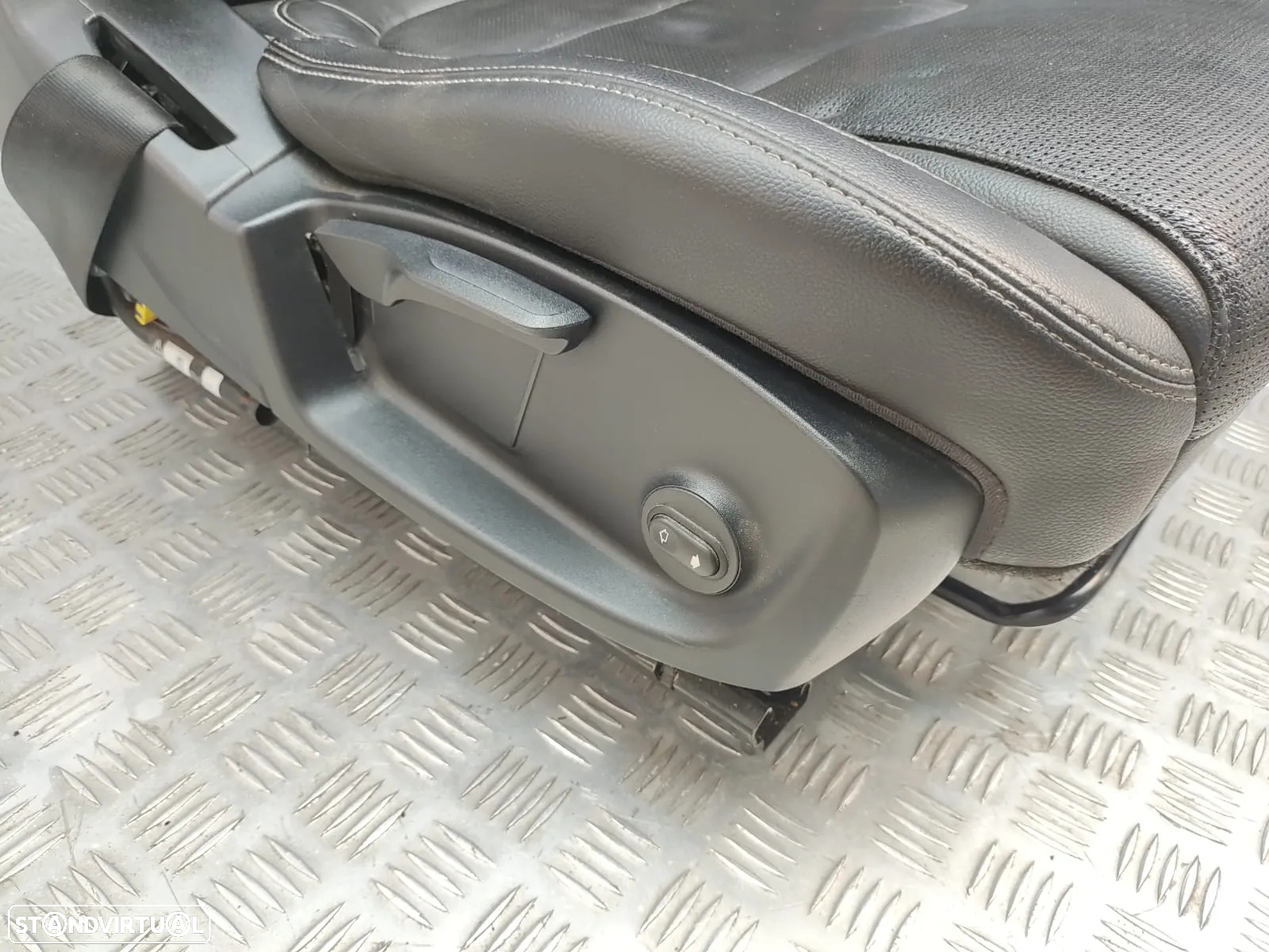 Conjunto Bancos em Pele Jaguar XE X760 R-Design - 8
