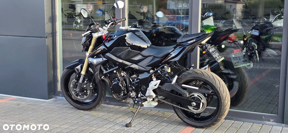 Suzuki GSR - 27