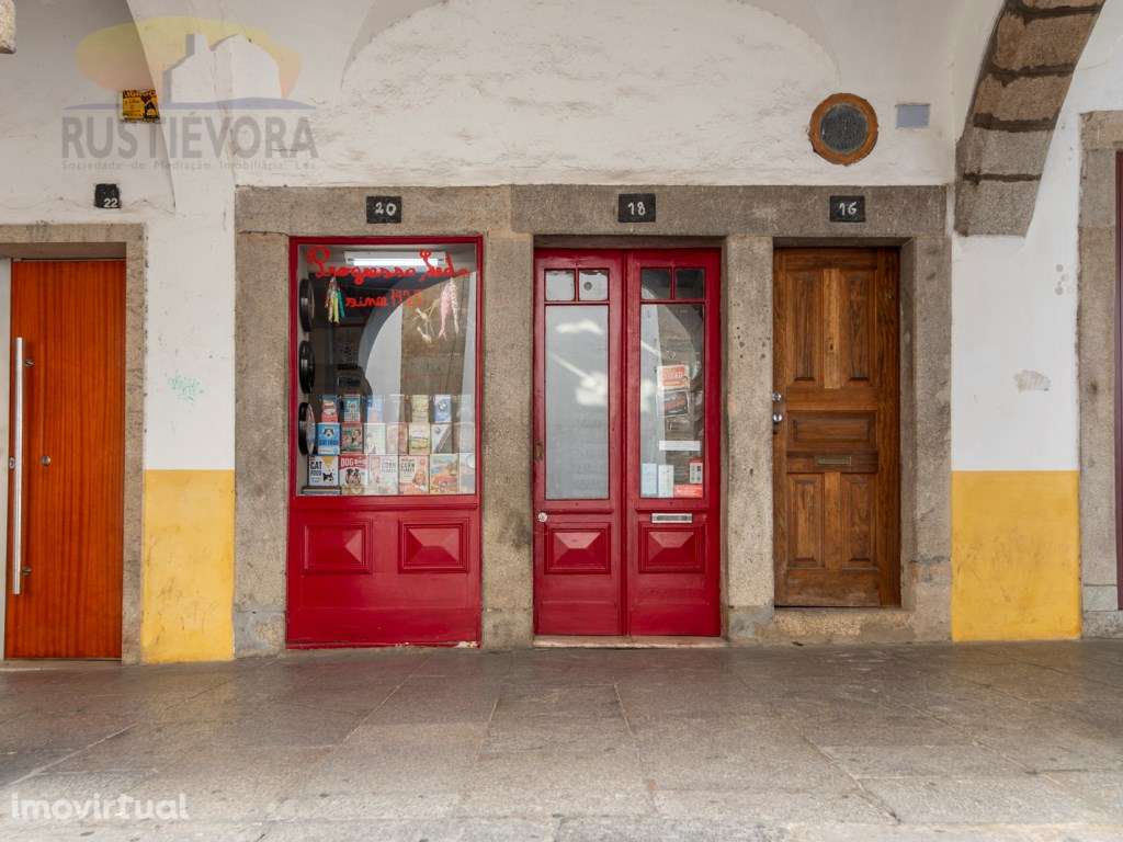 Prédio junto à Praça do Giraldo em Évora, nas arcadas medievais da ... - Grande imagem: 5/60