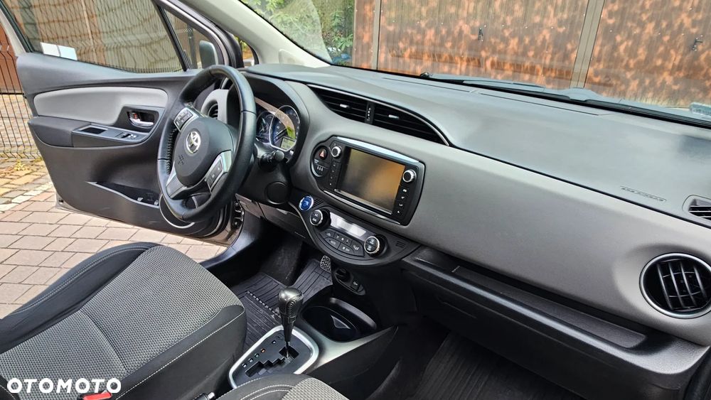 Toyota Yaris Hybrid 100 Dynamic - 30