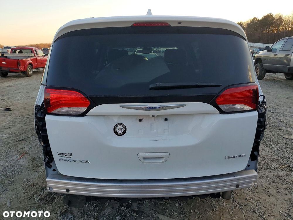 Chrysler Pacifica - 6