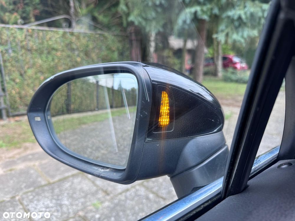 Volkswagen Passat 2.0 TDI SCR Elegance - 14