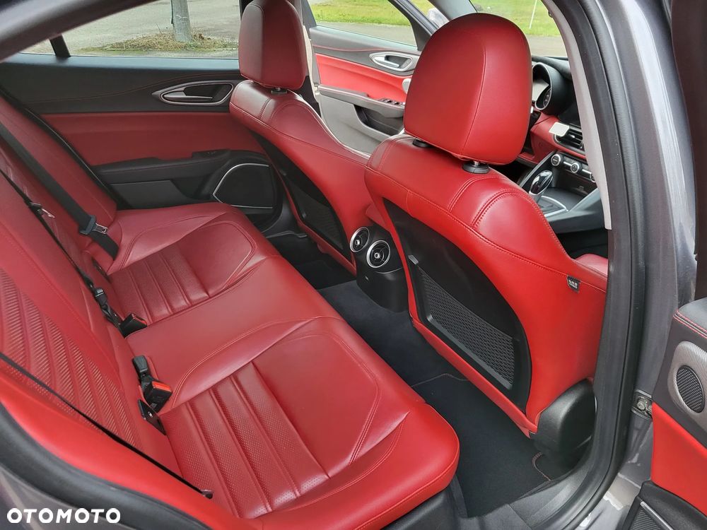 Alfa Romeo Giulia 2.0 Turbo 16V AT8-Q4 Veloce Ti - 27